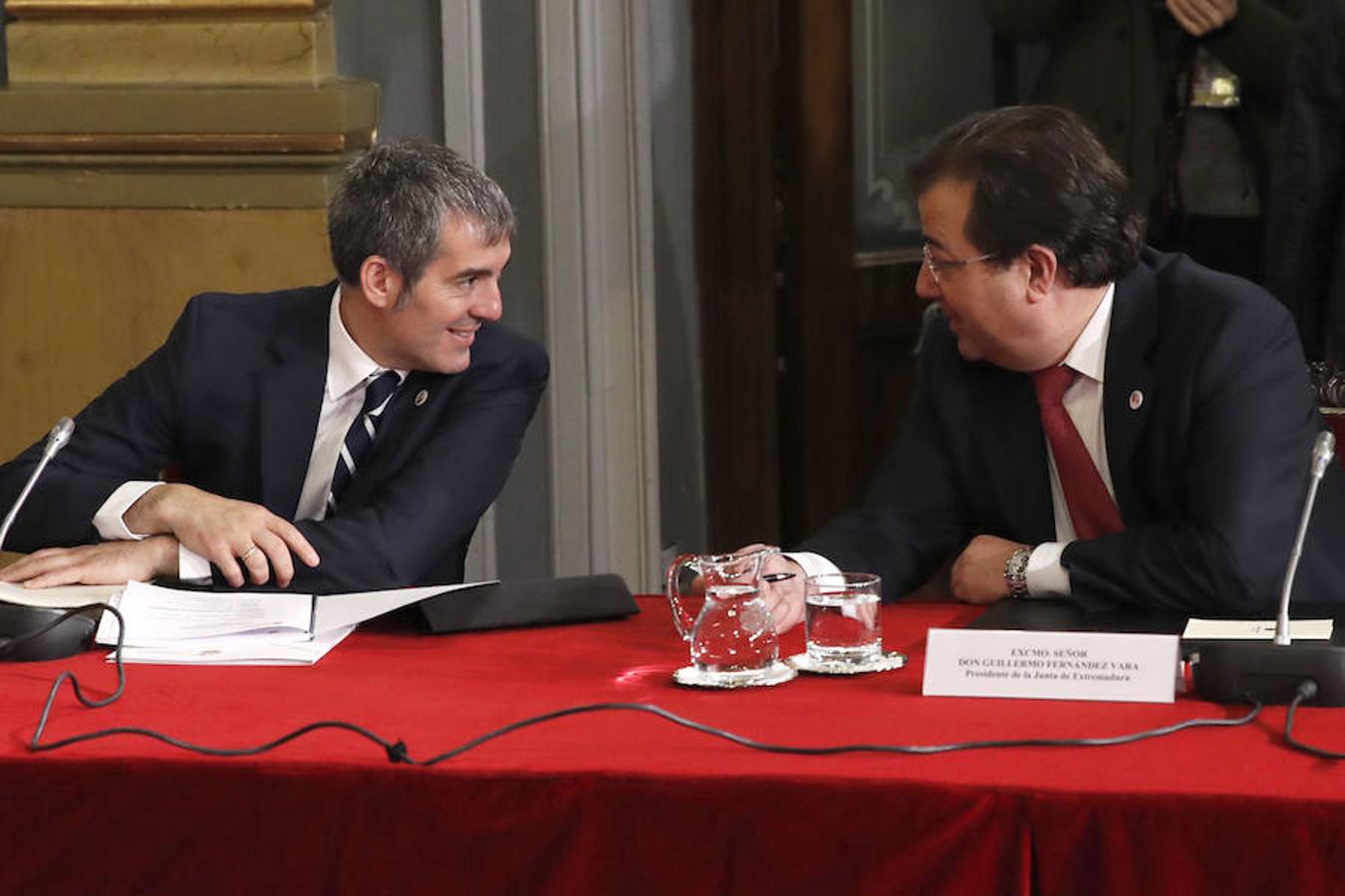 El presidente del Gobierno de Canarias,Fernando Clavijo, junto a Fernández Vara. 