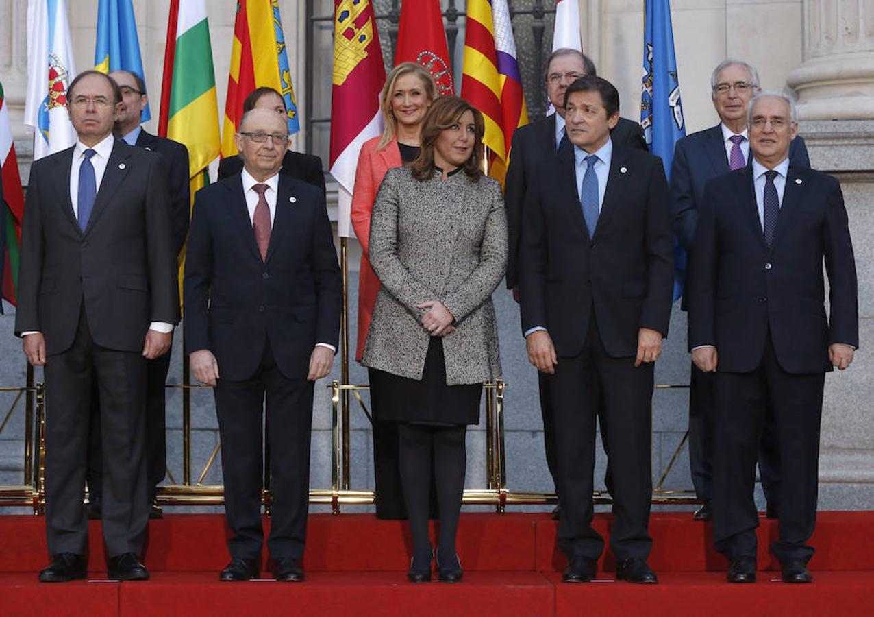 Los participantes en la conferencia han posado para la foto de familia. 