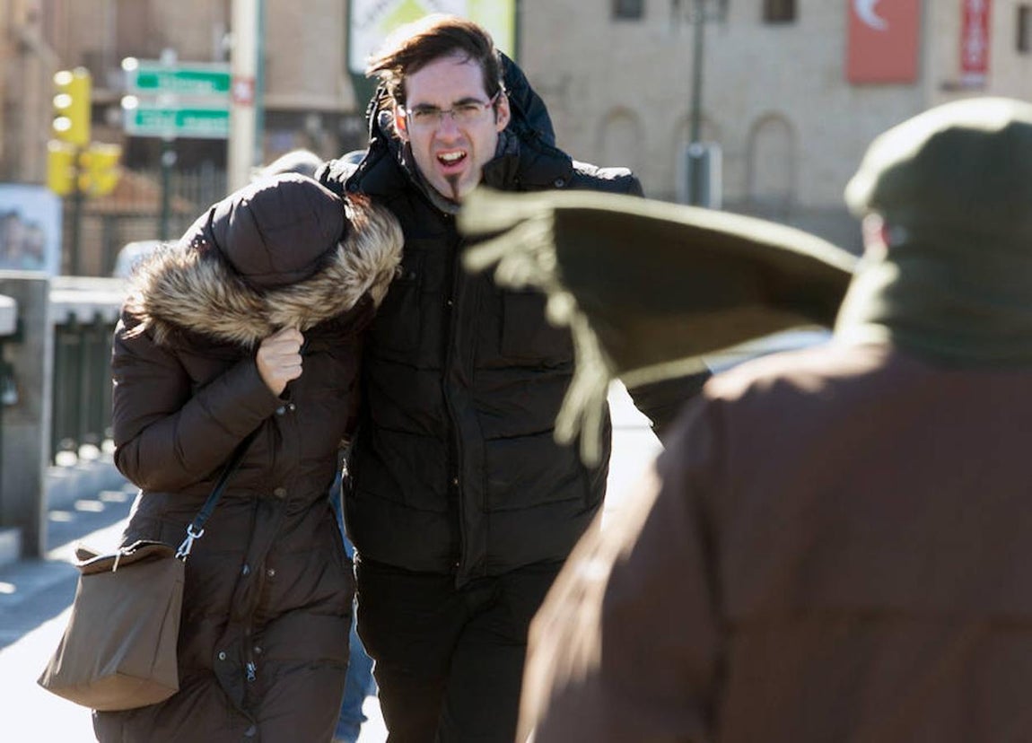 Rachas de viento de 100 km/hora convierten la ola de frío en una pesadilla