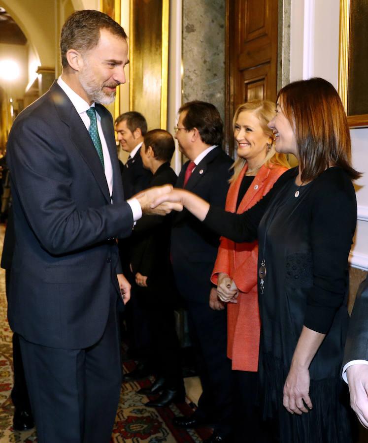 La presidenta de Baleares, Francina Armengol, saluda a Don Felipe. 