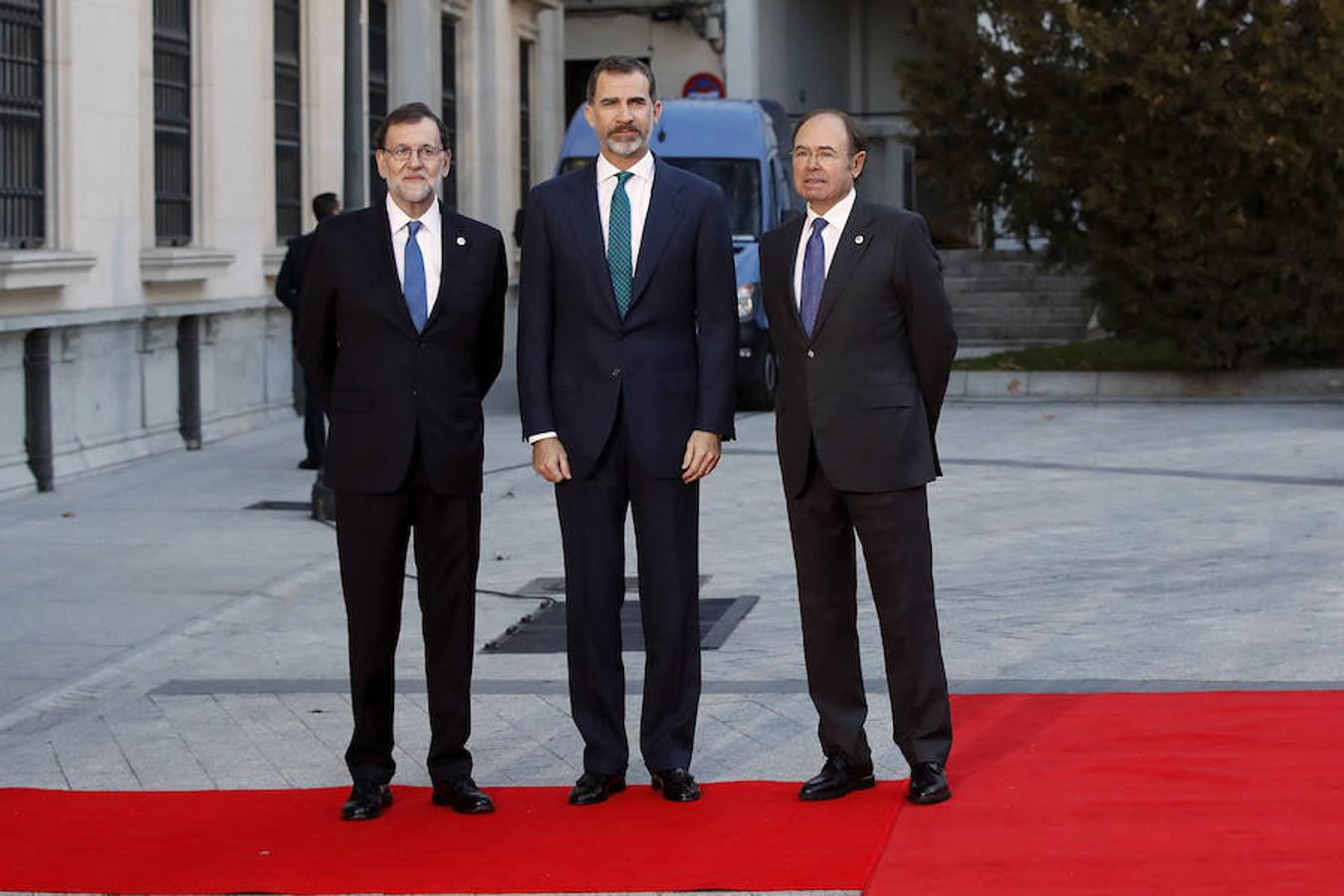 El presidente del Gobierno, Mariano Rajoy, acompañado de Don Felipe y del presidente del Senado, Pío García Escudero. 