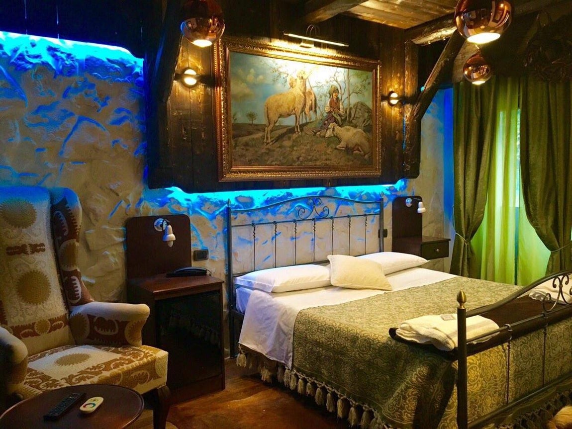 Así era el hotel Rigopiano, sepultado por un alud en Italia. Las habitaciones estaban dotadas de todas las comodidades de un hotel de cuatro estrellas