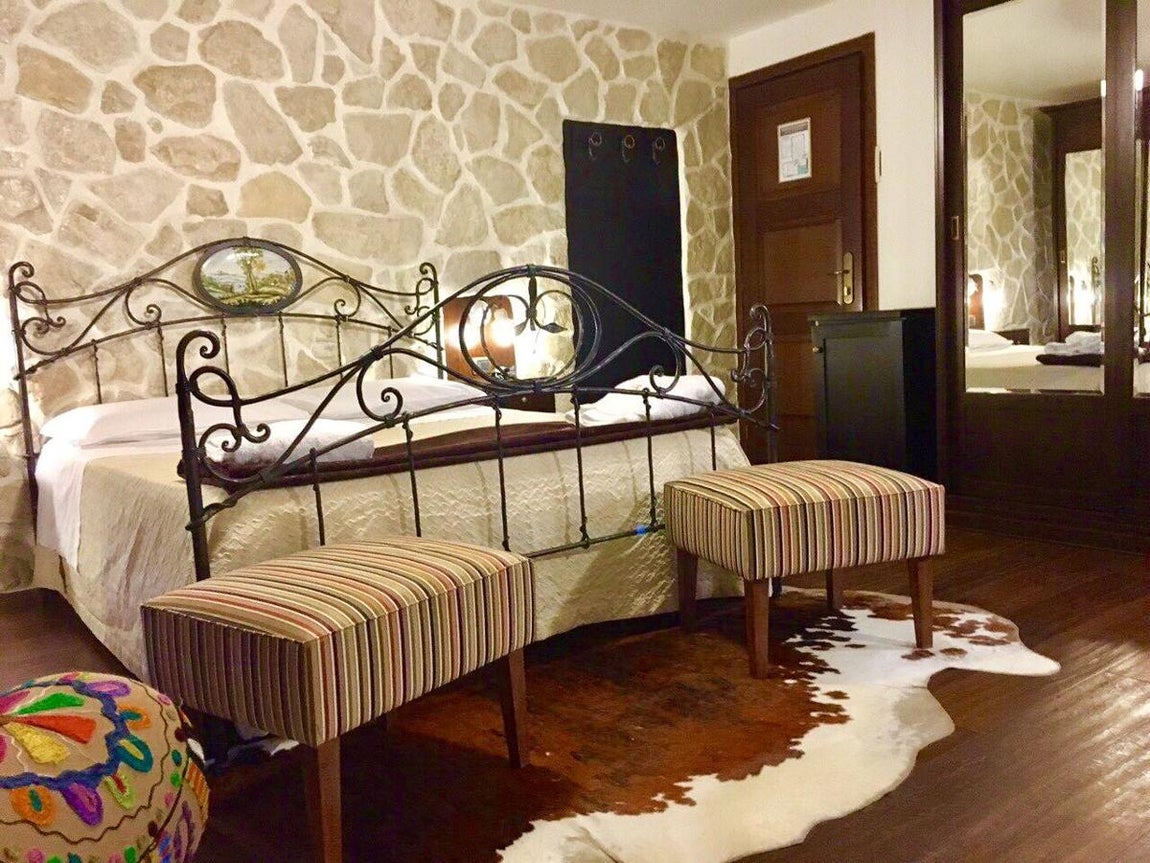 Así era el hotel Rigopiano, sepultado por un alud en Italia. Las habitaciones estaban dotadas de todas las comodidades de un hotel de cuatro estrellas