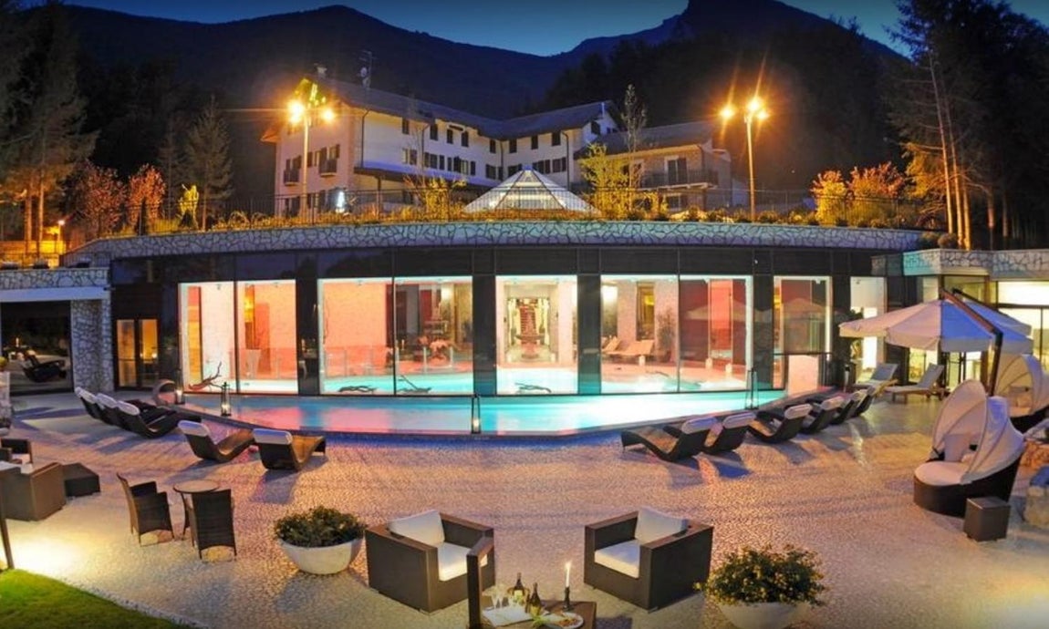 Así era el hotel Rigopiano, sepultado por un alud en Italia. Hotel Rigopiano, en la localidad de Farindola, en la región de los Abruzos ha quedado sepultado por un alud de nieve que pudo ser producido tras los terremotos de Italia