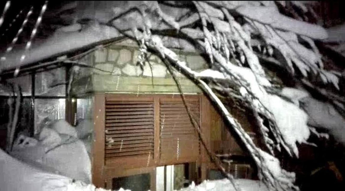 El hotel Rigopiano tras sufrir la avalancha de nieve este jueves. 