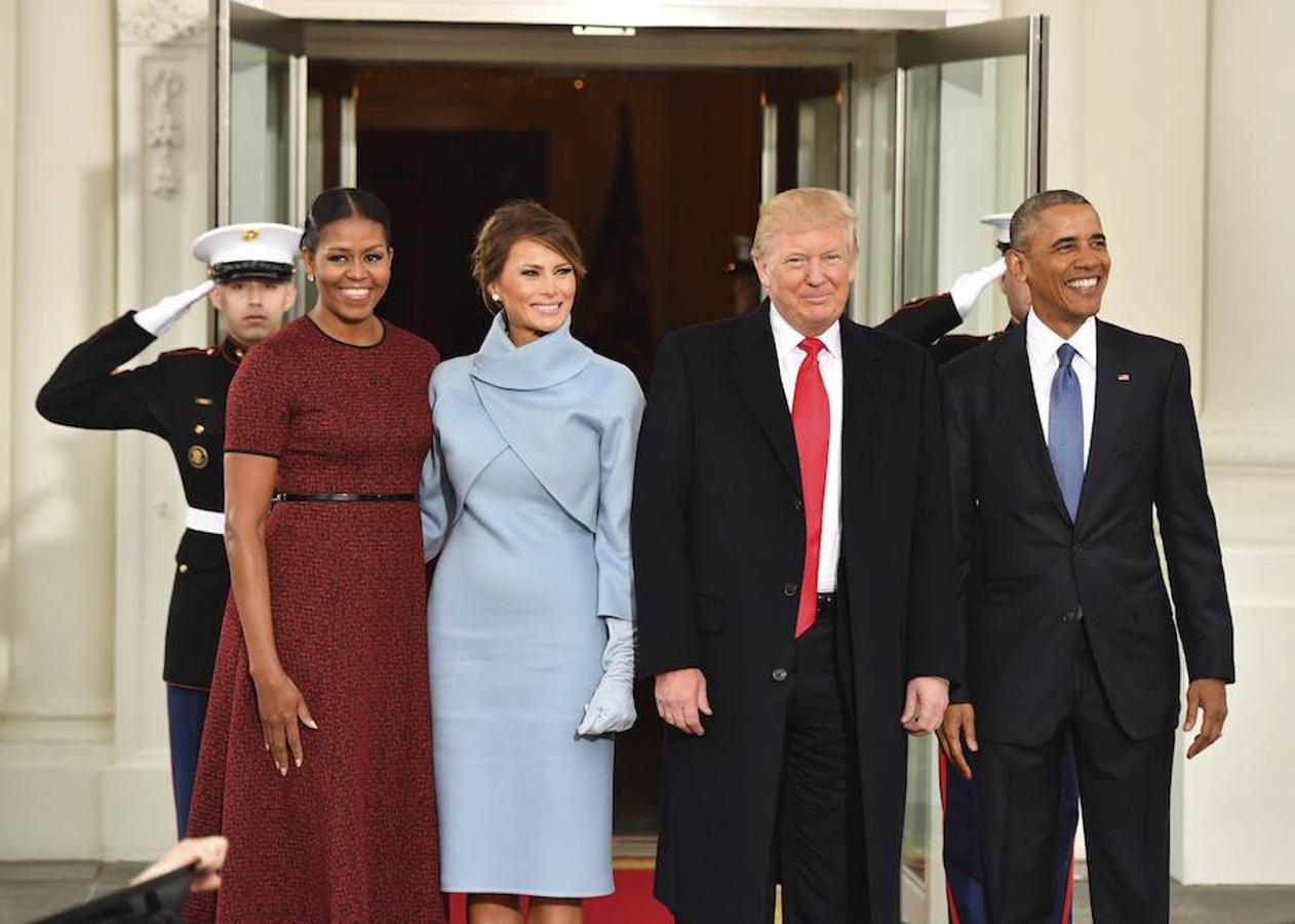 Los Obama y los Trump posan antes de la ceremonia