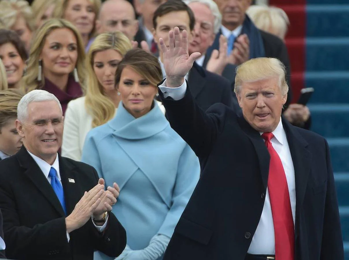 Trump saluda al público