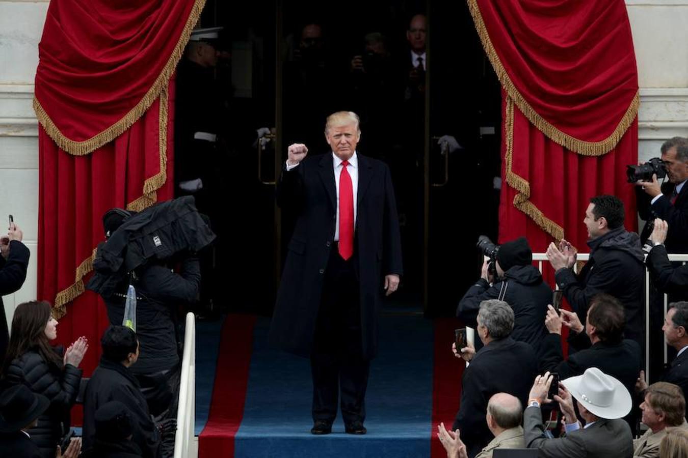 Trump levanta el puño al inicio de la ceremonia de investidura. 