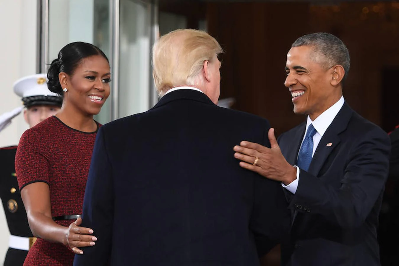 Barack y Michelle Obama saludan a Donald Trump antes de la ceremonia