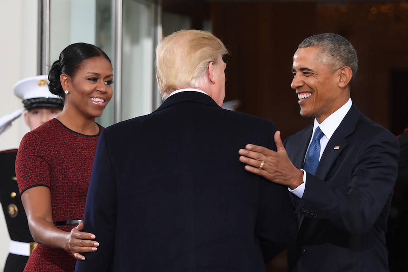 Barack y Michelle Obama saludan a Donald Trump antes de la ceremonia. 