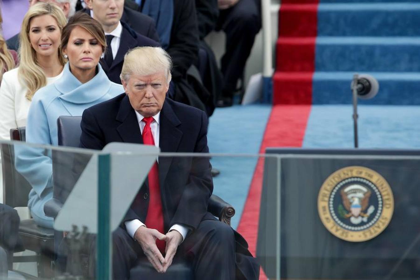 Trump, sentado antes de jurar como presidente de EE.UU.