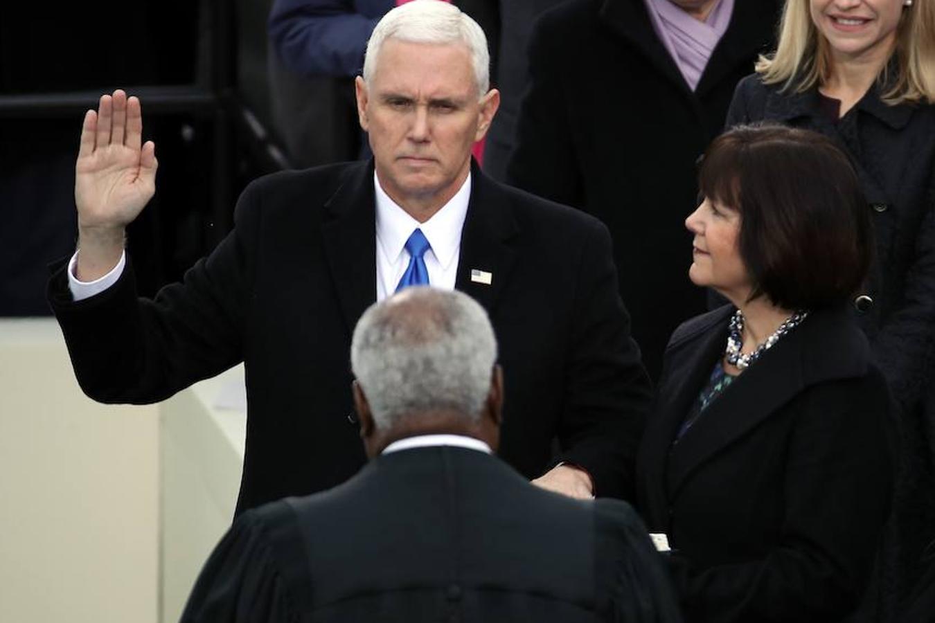 Mike Pence jura como vicepresidente de Estados Unidos. 