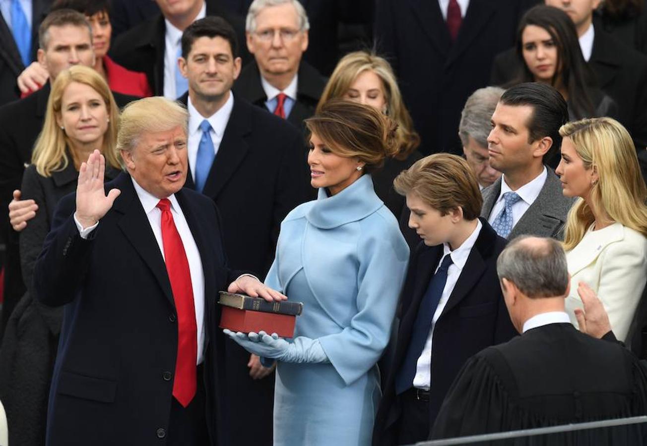 Trump jura su cargo como presidente de Estados Unidos ante la mirada de su familia. 