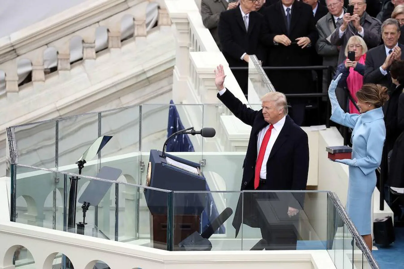 Trump saluda al público