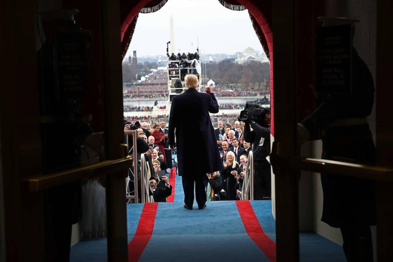 Trump sale ante el público y las autoridades que le esperaban en la ceremonia de investidura en Washington. 