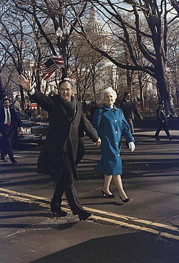 Barbara Bush. La esposa de George H. W. Bush lució en 1989 un abrigo con botonadura dorada en tono azul con zapatos de terciopelo negros. Para complementar, unos guantes blancos.