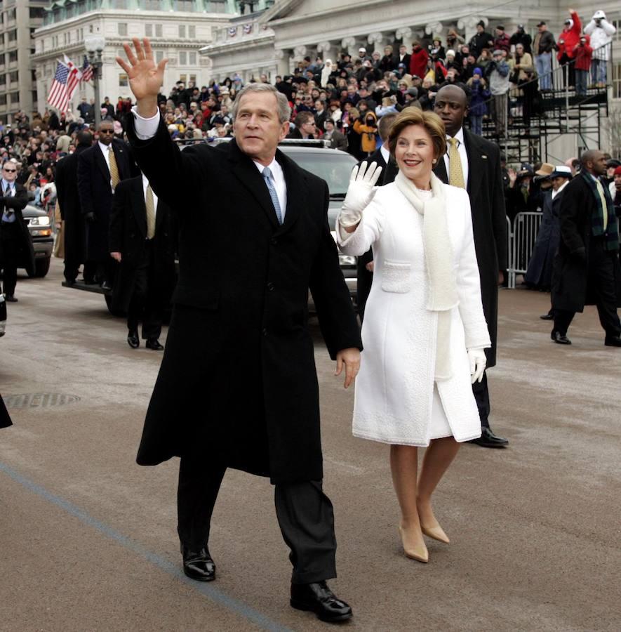 Laura Bush (segunda investidura). Fue muy aplaudido este estilismo en 2005, por Óscar de la Renta. La crítica alabó la elección del color