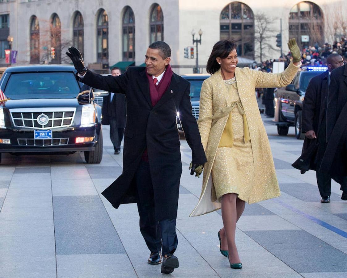 Michelle Obama (primera investidura). La exprimera dama eligió en 2009 a la cubana Isabel Toledo, quien creó un conjunto de abrigo y vestido en amarillo