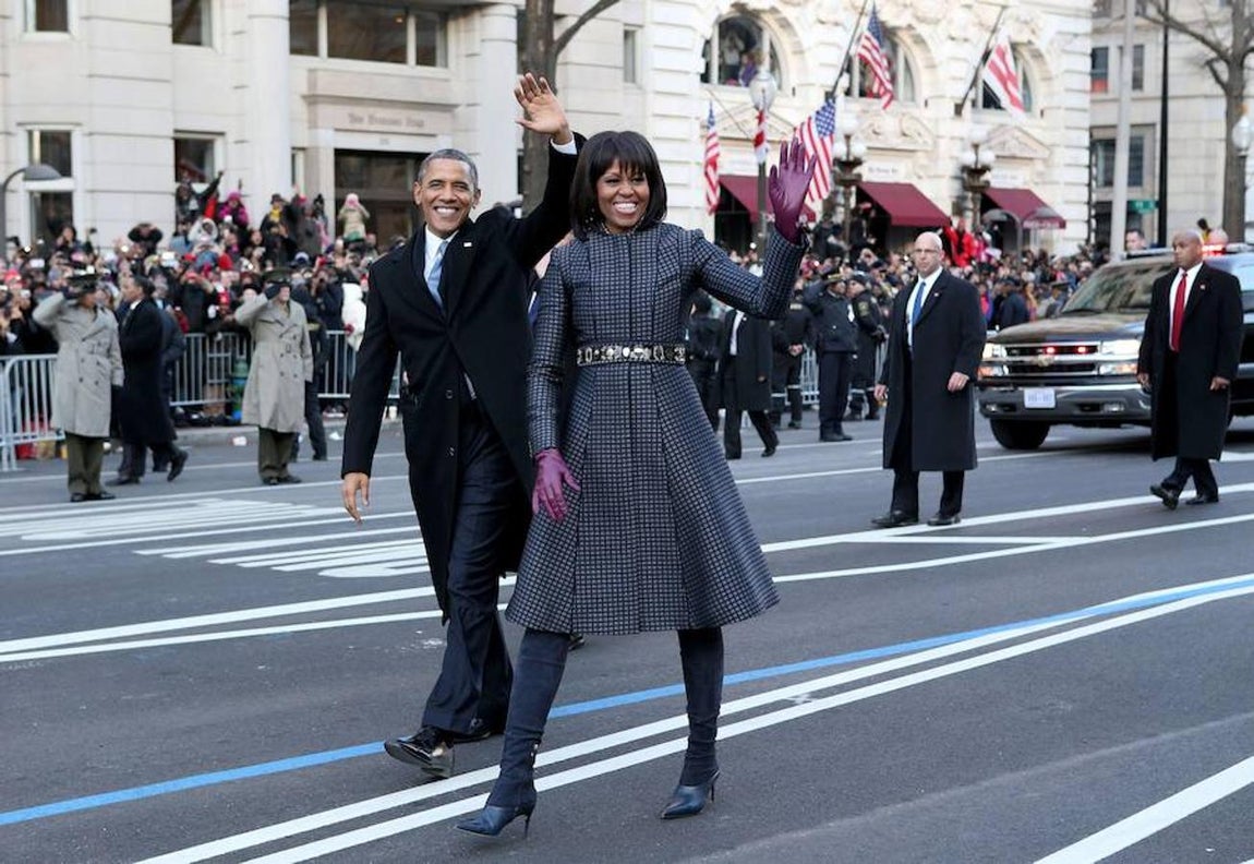 Michelle Obama (segunda investidura). En la apertura del segundo mandato de Obama en 2013, la mujer de Barack Obama lució un abrigo estampado con botas altas en tono gris, de Thom Browne