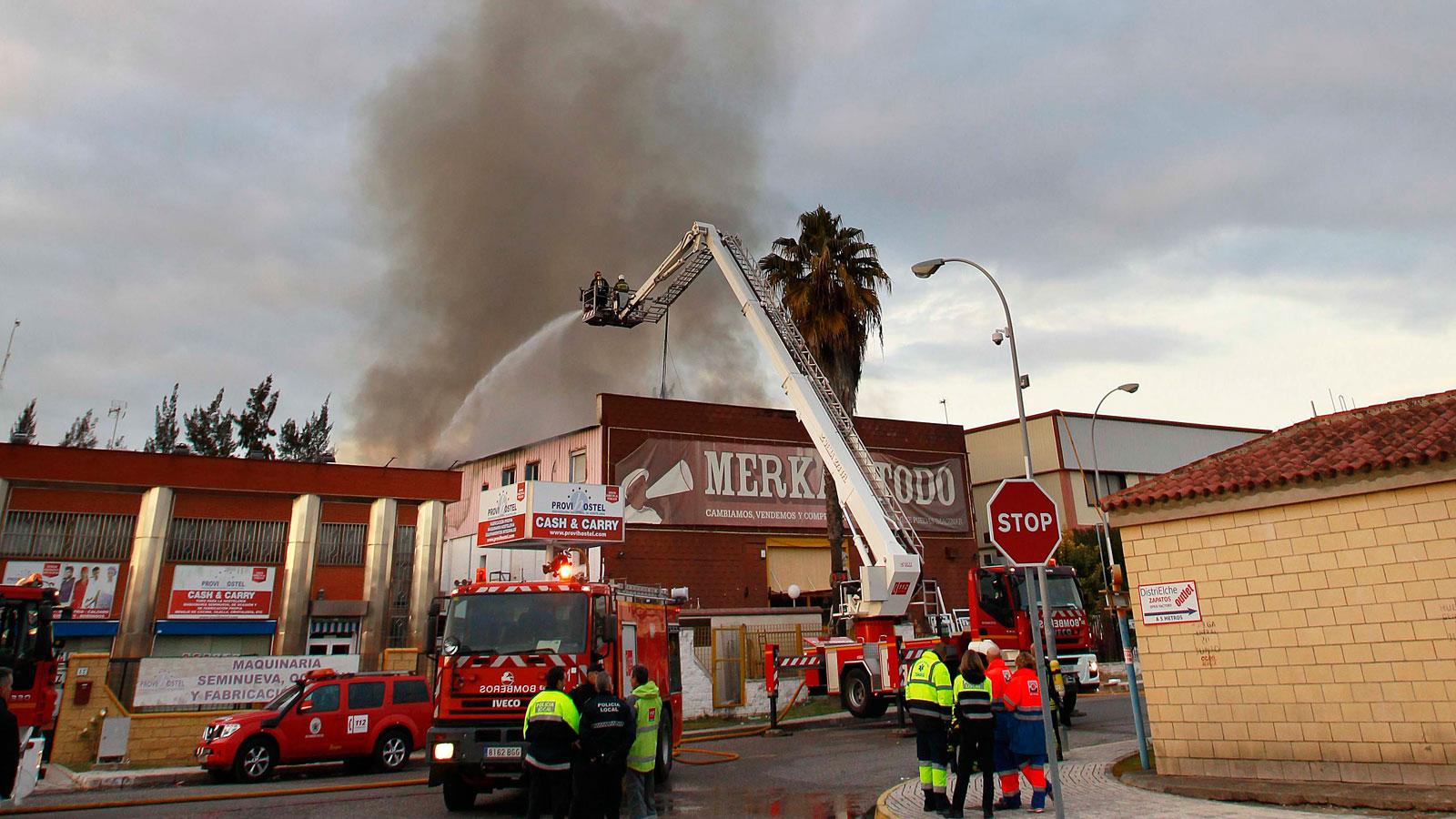 Arde una nave del polígono Pisa con riesgo de derrumbe