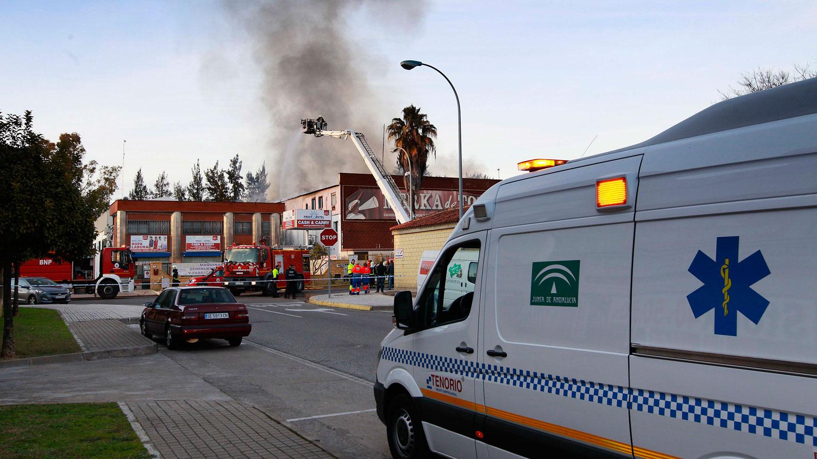 Arde una nave del polígono Pisa con riesgo de derrumbe