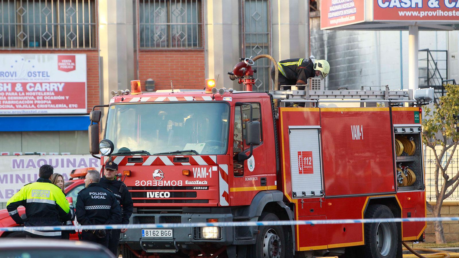 Arde una nave del polígono Pisa con riesgo de derrumbe