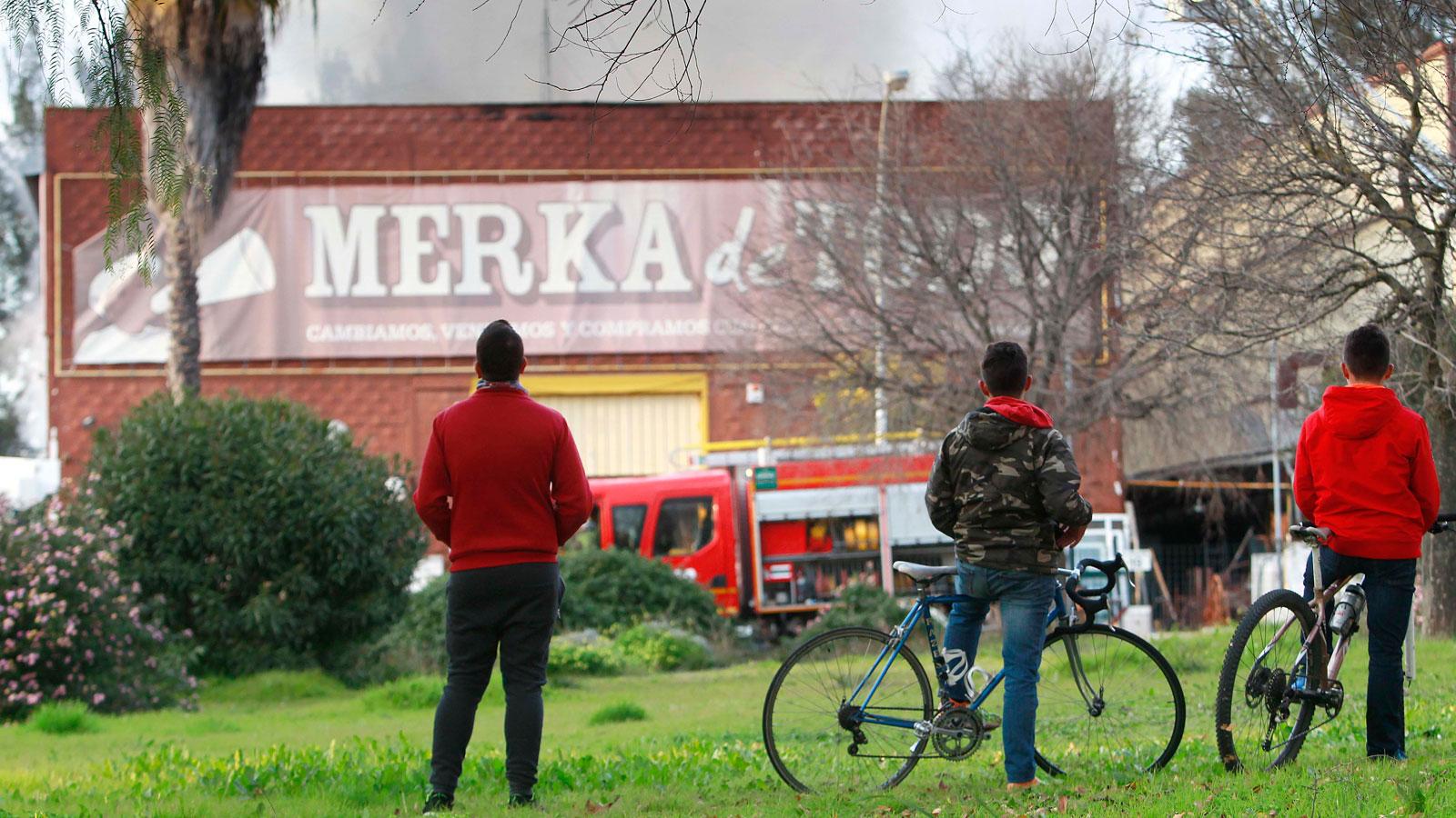 Arde una nave del polígono Pisa con riesgo de derrumbe