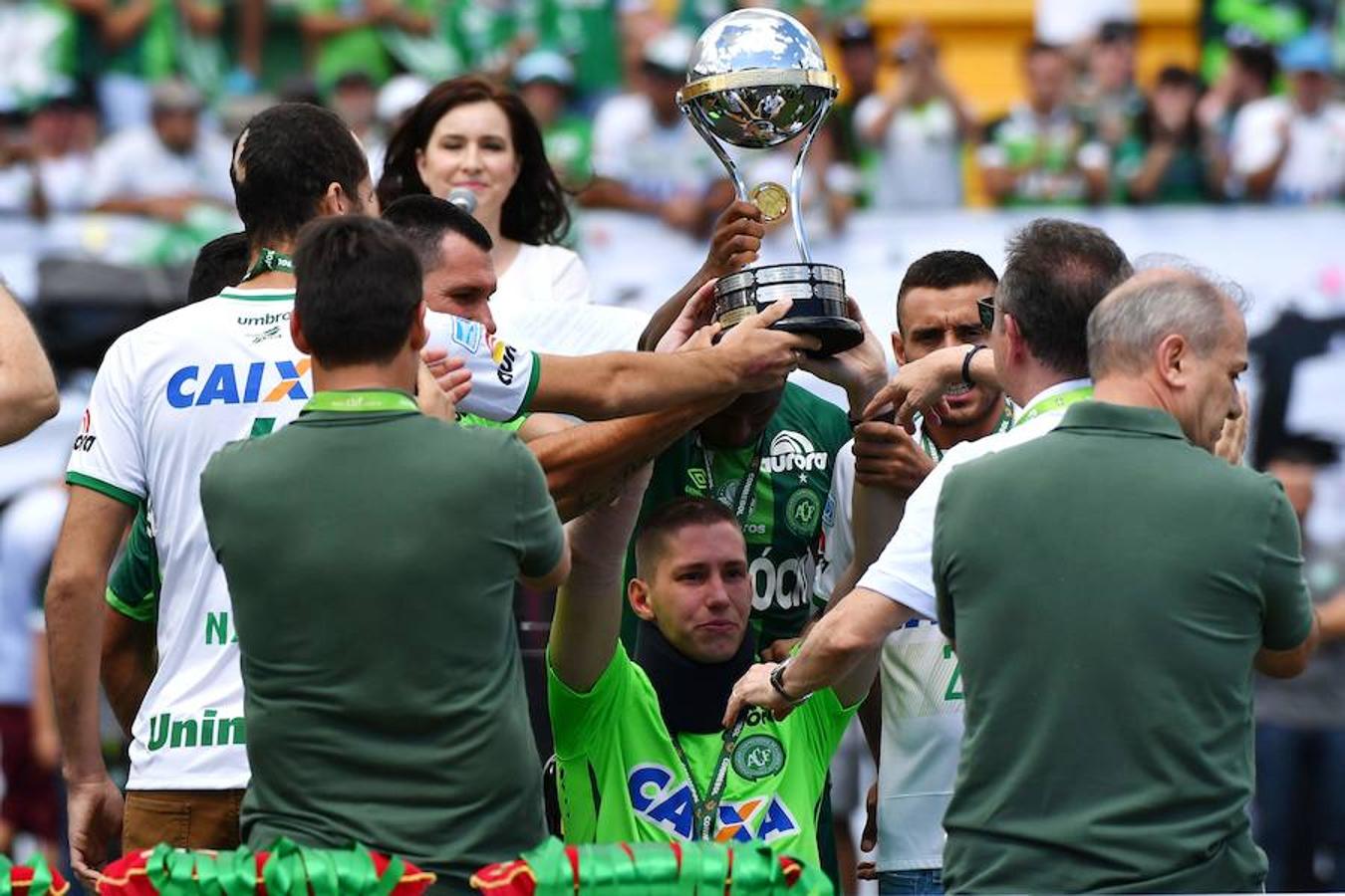 Los tres supervivientes del Chapecoense levantan su Copa