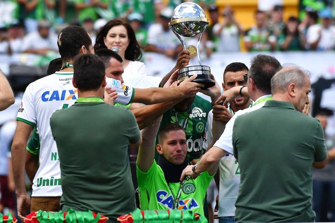 Emoción y lágrimas de los supervivientes en el primer partido del Chapecoense tras la tragedia