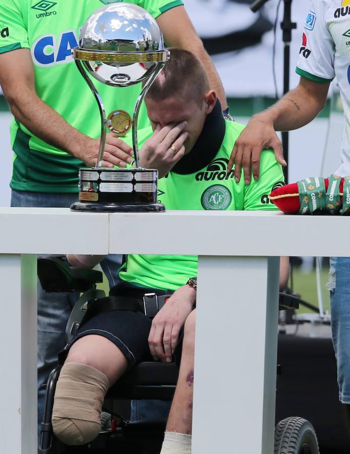 Emoción y lágrimas de los supervivientes en el primer partido del Chapecoense tras la tragedia