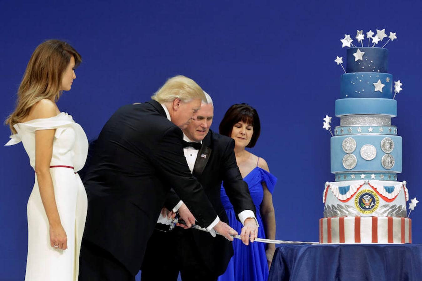 Trump y Pence han sido los encargados de partir la tarta del baile en honor a las Fuerzas Armadas, otra de las citas de la noche.