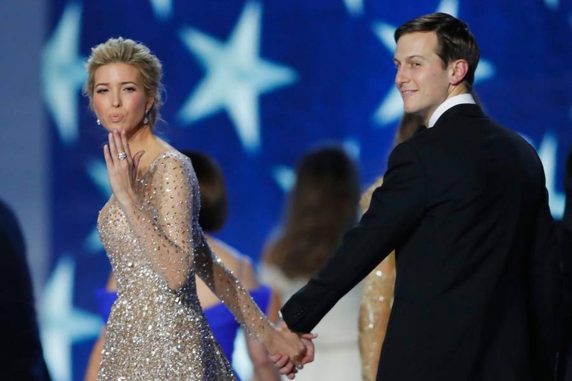 Ivanka Trump, y su marido, también han acompañado al nuevo presidente de los Estados Unidos en su primera noche en el cargo.. 
