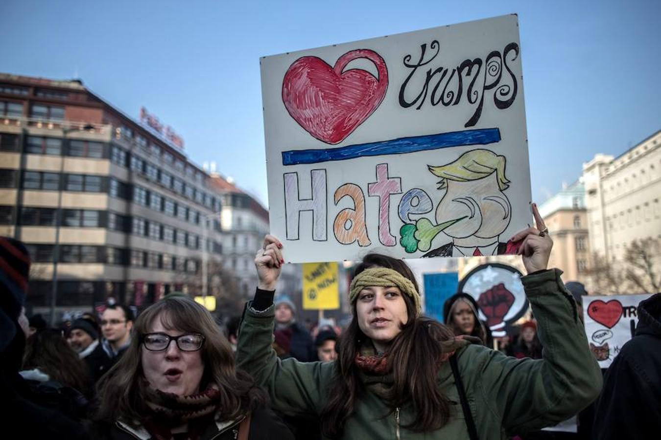 Mujeres protestan contra Trump en Praga, en la República Checa.. 