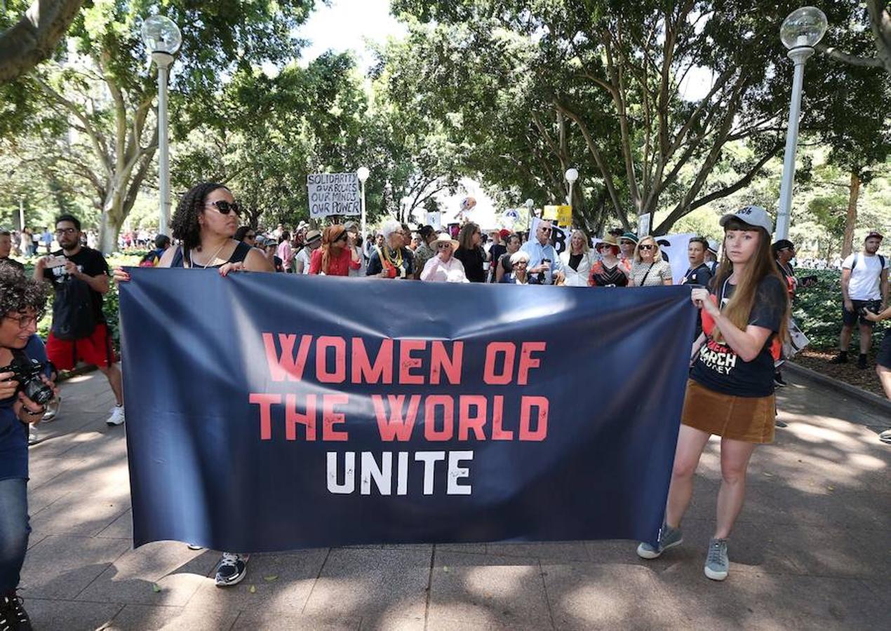 Dos mujeres en Sydney sostienen un cartel que pretende reflejar la unión de las mujeres contra Trump.. 