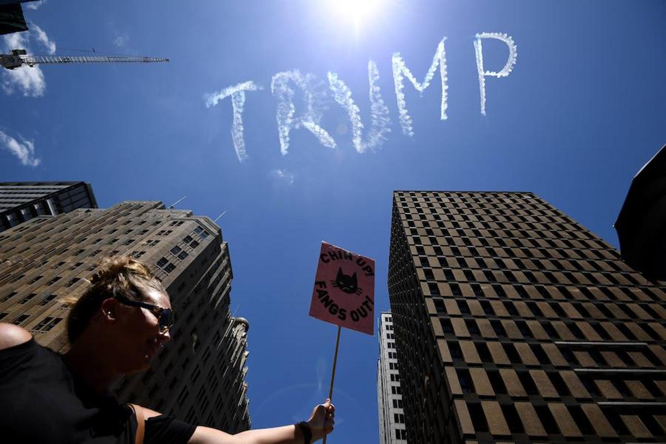 Un avión escribe la palabra «Trump» en el cielo de Sydney.. 