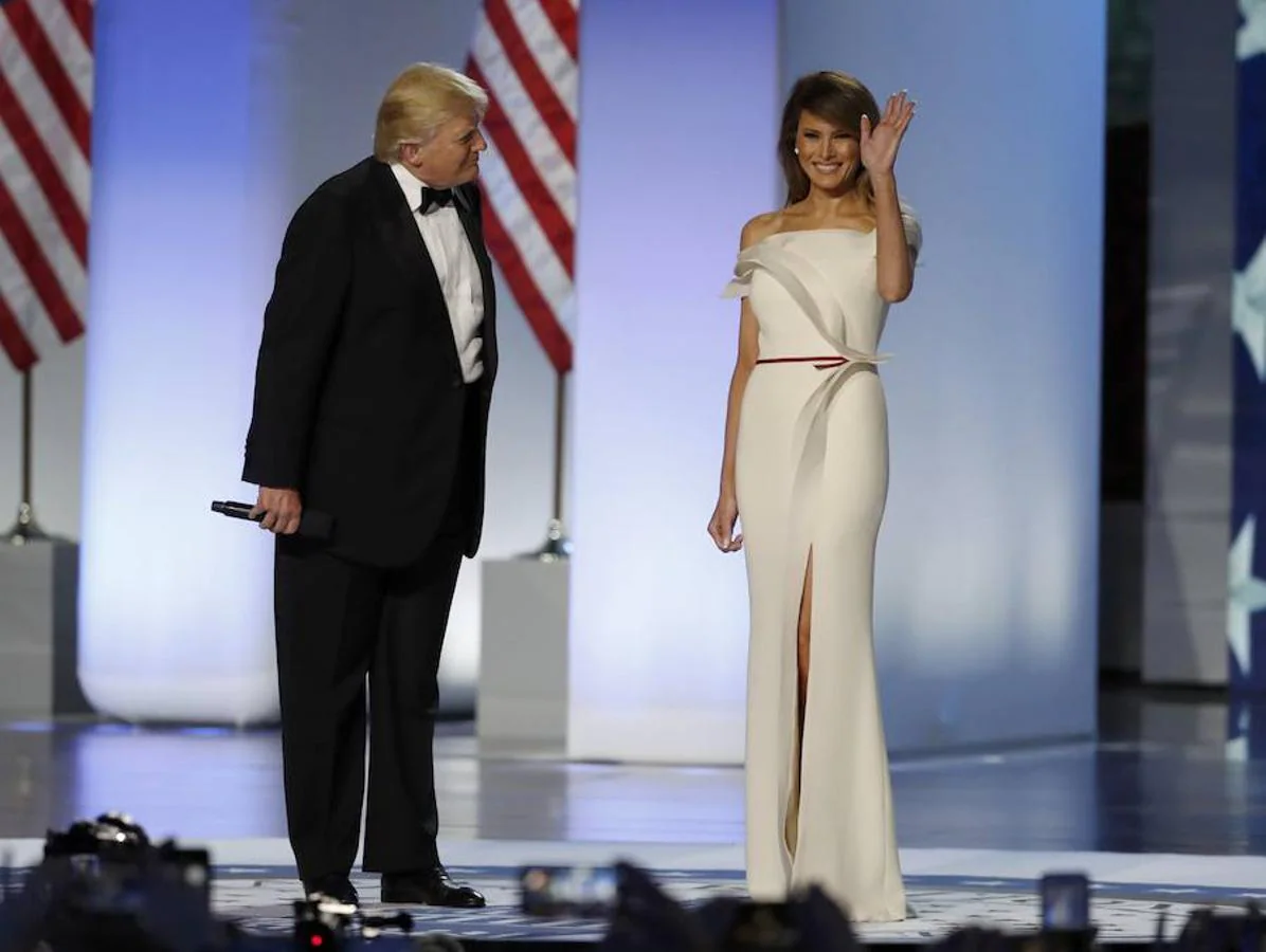 El vestido de Melania Trump ha sido diseñado por Hervé Pierre, exdirector creativo de la firma Carolina Herrera, y ella misma.
