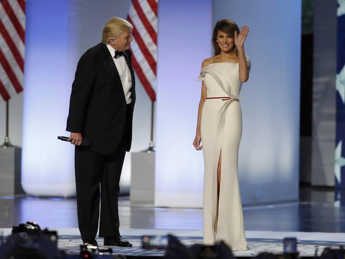 El vestido de Melania Trump ha sido diseñado por Hervé Pierre, exdirector creativo de la firma Carolina Herrera, y ella misma.. 