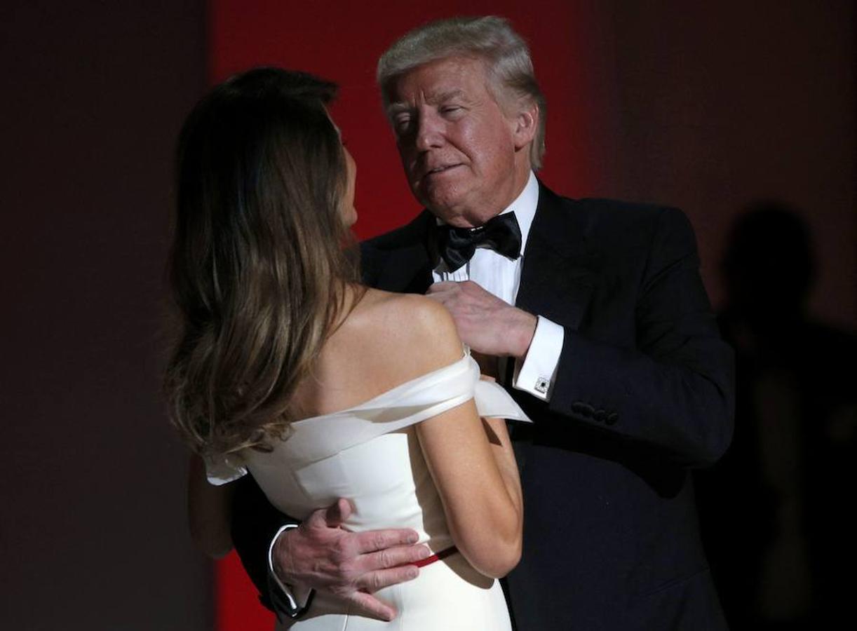 El presidente estadunidense, Donald Trump, y la primera dama, Melania Trump, bailan la canción «My Way» de Frank Sinatra.. 