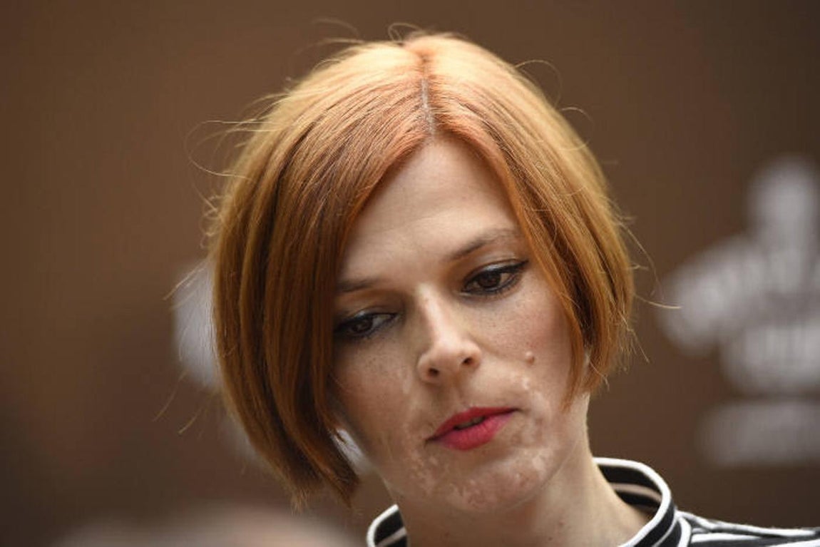 Hace pocos meses decidió cambiar de médicos «creo que los cambios son muy importantes. Mi consejo es que la gente se entere bien de lo que está pasando con su organismo y tienen que tomar las riendas de su enfermedad. El cáncer puede volver en cualquier momento y de ahí la necesidad de saber cómo funciona tu organismo, tu sangre... No quiero ser más explícita porque luego la gente se altera y critica pero yo he aprendido mucho», explicó durante la entrevista. 