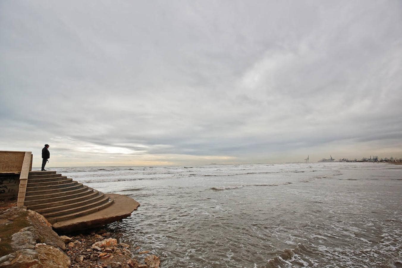 Imagen de los efectos del temporal en la playa de la Malvarrosa (Valencia)