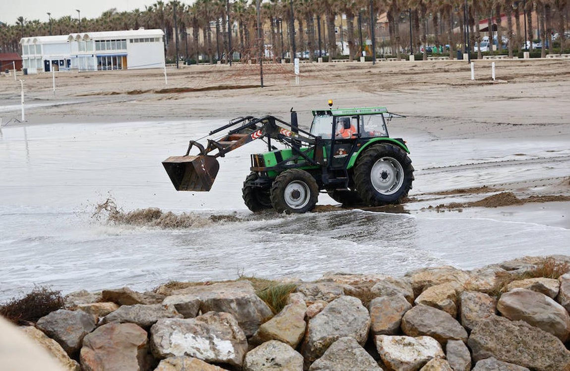 Imagen de los efectos del temporal en la playa de la Malvarrosa (Valencia)