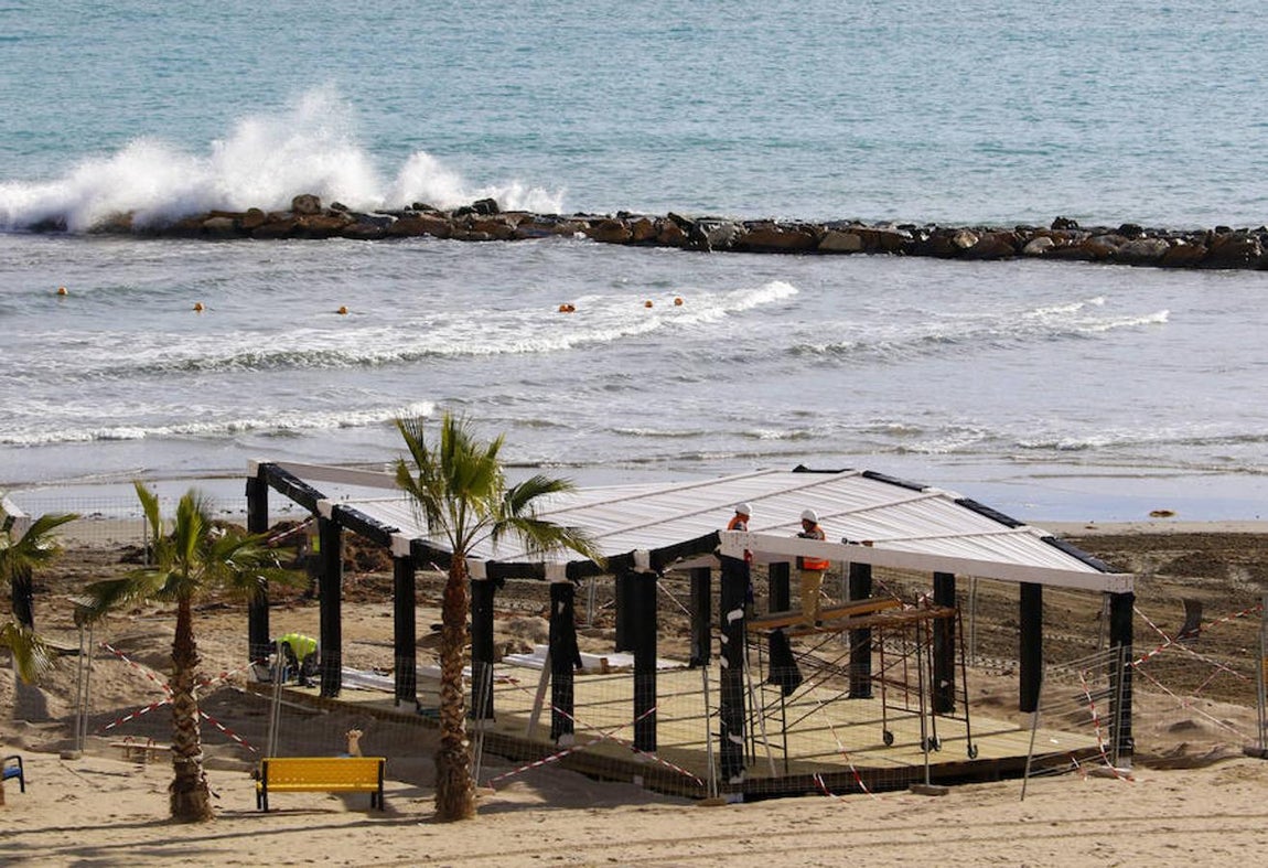 Aspecto de la playa del Postiguet (Alicante) después del temporal. En la imagen, obreros arreglando los desperfectos