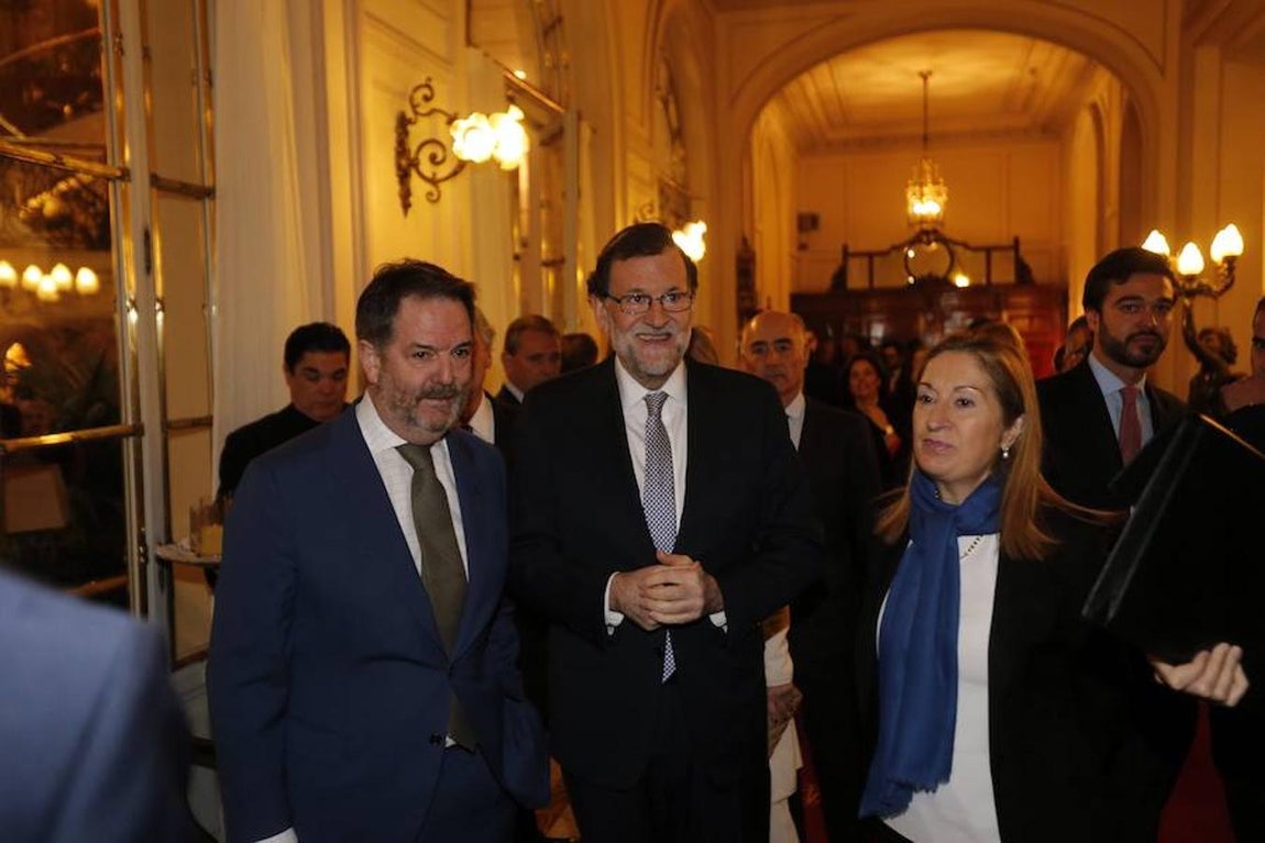 El director de ABC, Bieito Rubido (izquierda); el presidente del Gobierno, Mariano Rajoy, y la presidenta del Congreso, Ana Pastor, al comienzo del Foro ABC. 