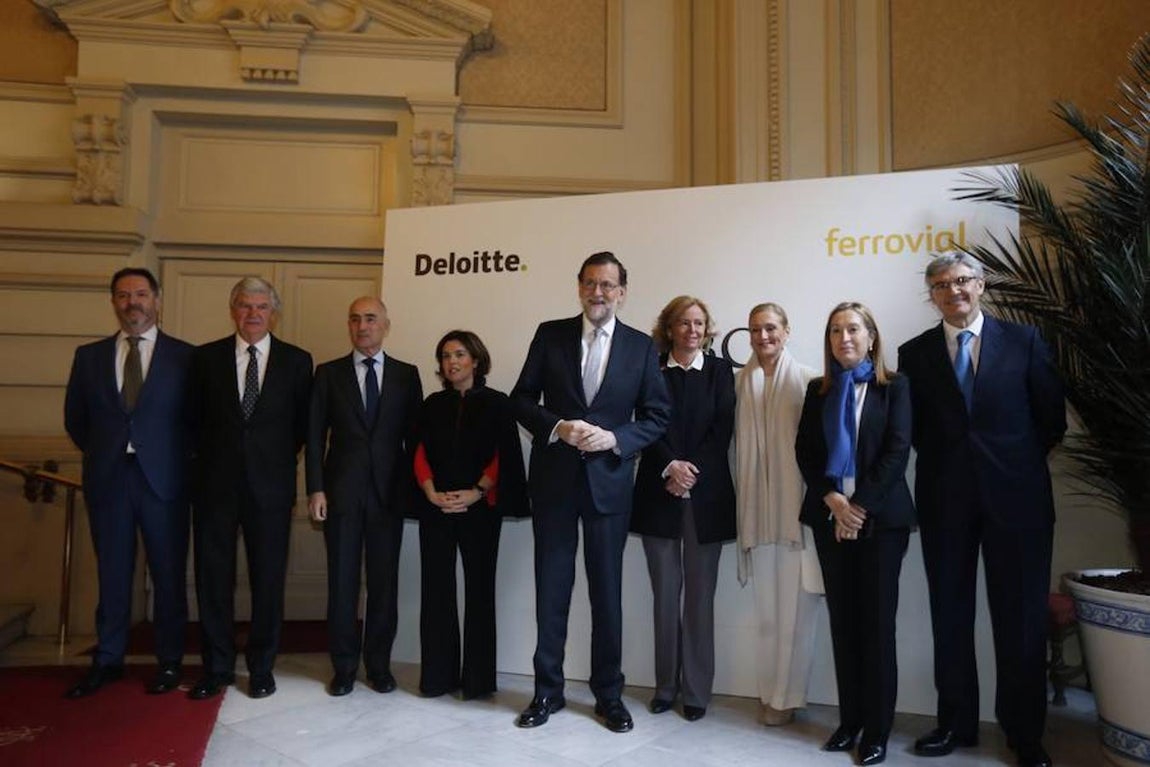 Foto de familia de las personalidades asistentes al Foro ABC. 