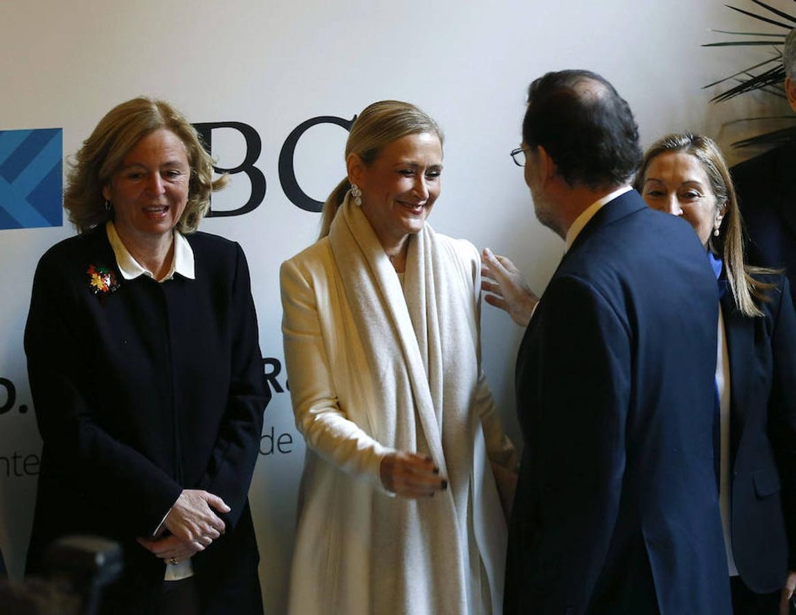 Rajoy saluda a la presidenta de la Comunidad de Madrid, Cristina Cifuentes, junto a la presidenta-editora de ABC, Catalina Luca de Tena, y la presidenta del Congreso, Ana Pastor. 