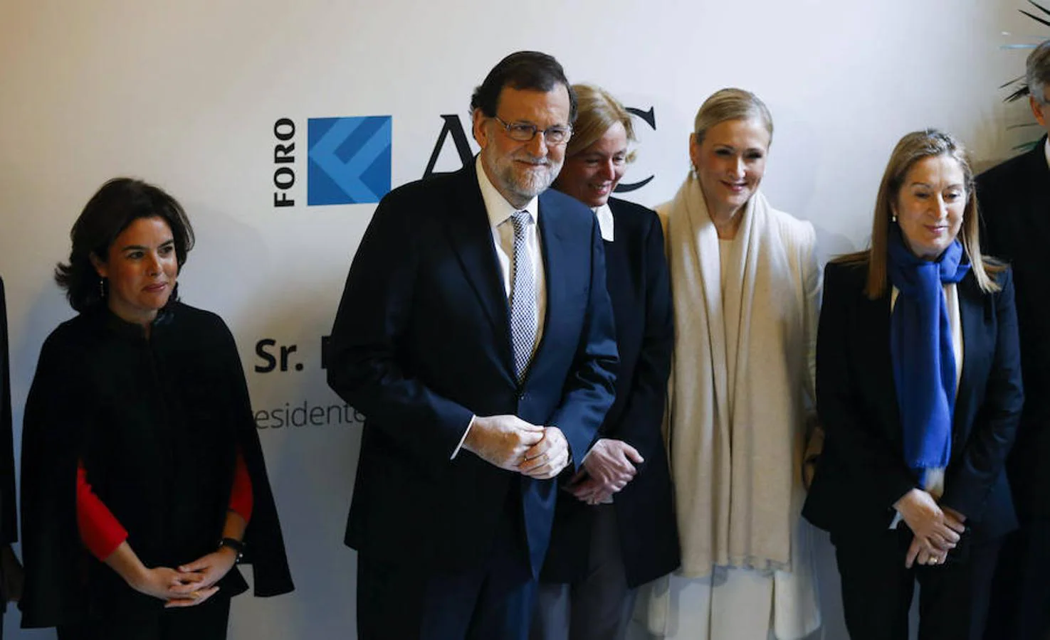 Rajoy posa junto a la vicepresidenta del Gobierno, Soraya Sáenz de Santamaría (izquierda); la presidenta-editora de ABC, Catalina Luca de Tena; la presidenta de la Comunidad de Madrid, Cristina Cifuentes (segunda por la derecha), y la presidenta del Congreso, Fátima Báñez 