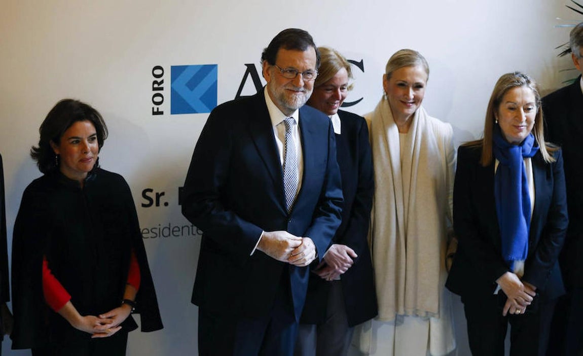 Rajoy posa junto a la vicepresidenta del Gobierno, Soraya Sáenz de Santamaría (izquierda); la presidenta-editora de ABC, Catalina Luca de Tena; la presidenta de la Comunidad de Madrid, Cristina Cifuentes (segunda por la derecha), y la presidenta del Congreso, Fátima Báñez. 