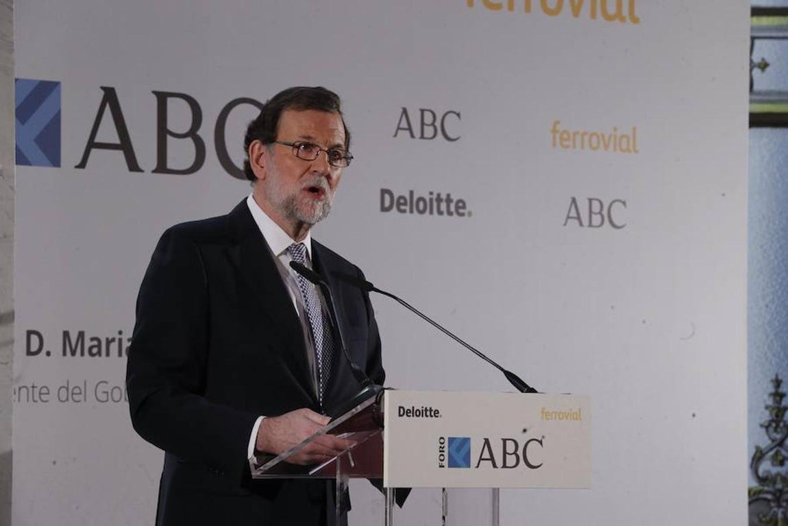 «Algunos responsables de Cataluña les iría mejor si tomaran mi mano tendida, en vez de estar abrazados a la radicalidad y maniatados al extremismo», ha advertido Rajoy a Puigdemont. 