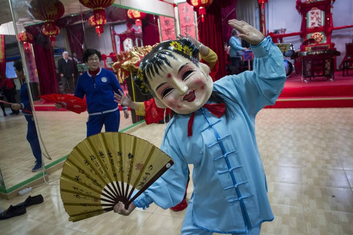 8. El baile de los abanicos es otro de los que podrán verse en estos días de celebración de la llegada del Año Nuevo chino