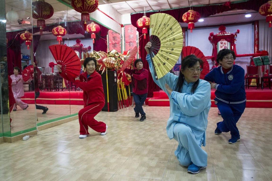 9. Un grupo de mujeres ensayan los pasos de uno de los bailes que se verán en el desfile del Año Nuevo Chino
